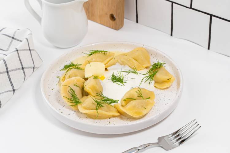 Пельмени со сметаной и зеленью