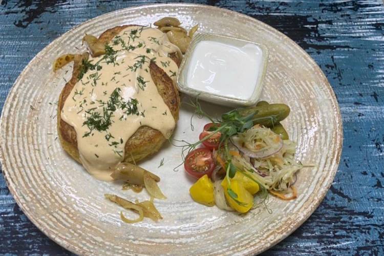 Белорусские колдуны с уткой и кроликом под соусом «Строганов»