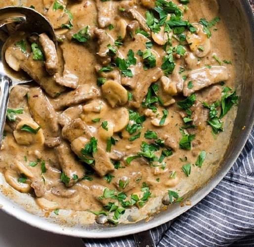 Бефстроганов из говядины с грибами и картофельным кремом