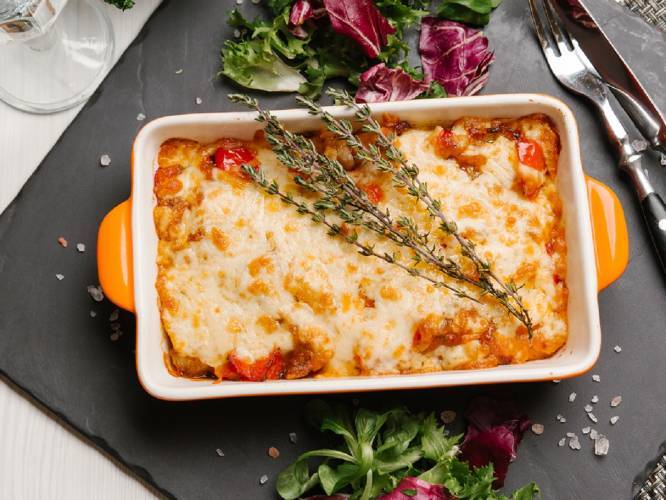 Филе белой рыбы с овощами и соусом гаспачо